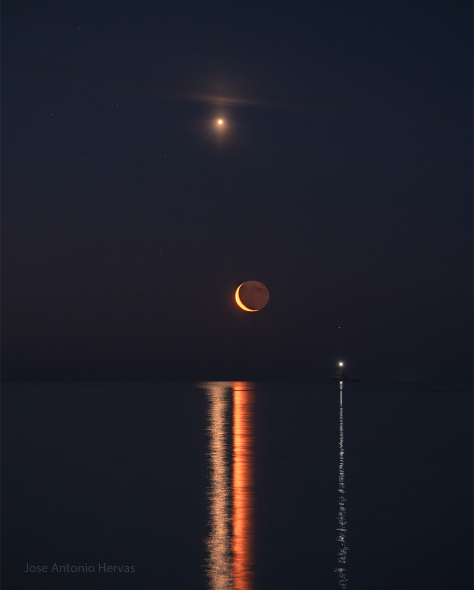Über unruhiger See ist der Nachthimmel. Der Planet Venus leuchtet hoch oben, rechts leuchtet schwach der Saturn. Mitten im Bild scheint der Halbmond. Rechts ist außerdem ein helles Schiffsfeuer zu sehen. Alle diese Objekte spiegeln sich als Linien vorne im Wasser.